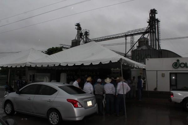 Lluvia no frena a productores de Guasave; protestan en bodegas de Jova