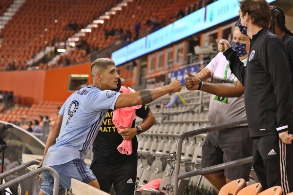 Alan Pulido fue determinante para que su equipo, el Sporting de Kansas City, lograra ganar. (Twitter @alanpulido)