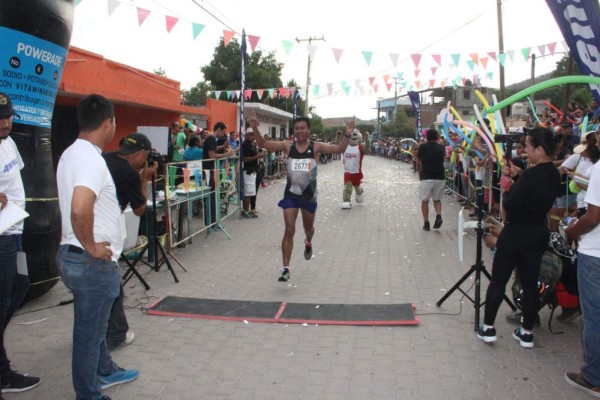 Conquistan hermanos Hernández y keniana Kigem Jebiwot medio maratón San Pedro Chametla