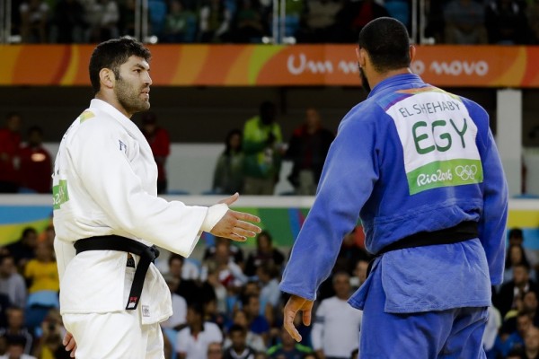 Judoca egipcio se niega a estrechar la mano de rival israelí