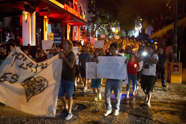 Deja 5 muertos tiroteo en club de Playa del Carmen
