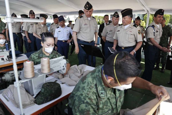 Recibe personal de tropa uniformes administrativos