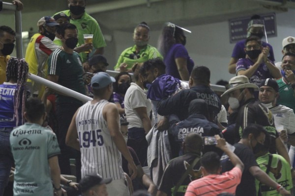 La policía retira a uno de los aficionados de Rayados.