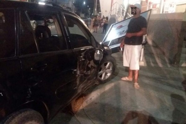 Choca camioneta de la Policía Estatal contra auto en Escuinapa y quedan dos mujeres lesionadas