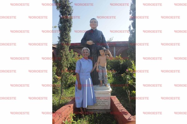 La Madre Velia Morales, ante una figura del Padre Lucas Carvajal López, fundador de la Ciudad de los Niños.
