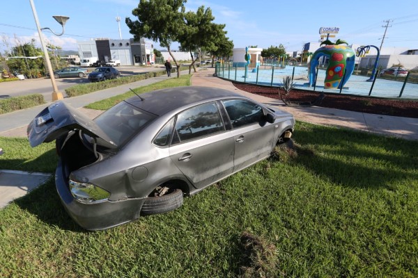 Un carro es chocado por otro vehículo y termina sobre el Parque Lineal, en Mazatlán
