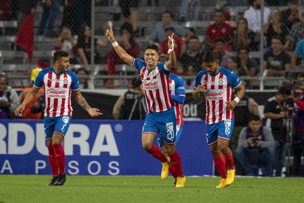Con goles de José Juan Macías y Jesús Molina, Chivas derrota 2-1 al Atlas en el Clásico Tapatío
