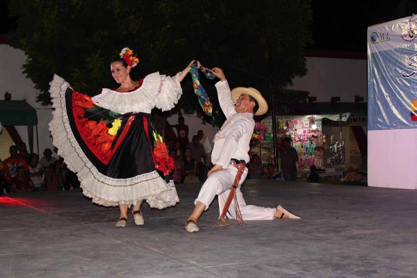 Disfrutan de Festiva Internacional de Danza Folclórica