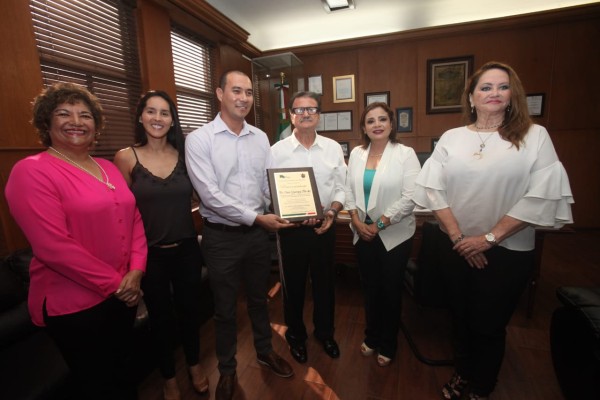 Ayuntamiento de Mazatlán entrega reconocimiento a investigador Omar Lizárraga