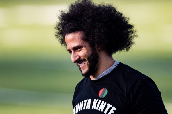 Colin Kaepernick tendrá una serie documental sobre su vida (Twitter @ComplexSports)