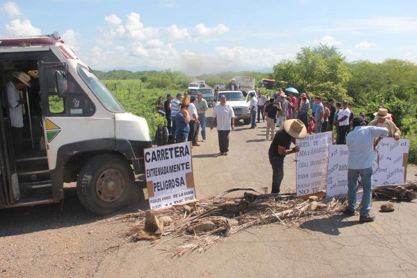 Los vecinos de Matatán han bloqueado en múltiples ocasiones la vialidad para exigir su reparación a las autoridades.