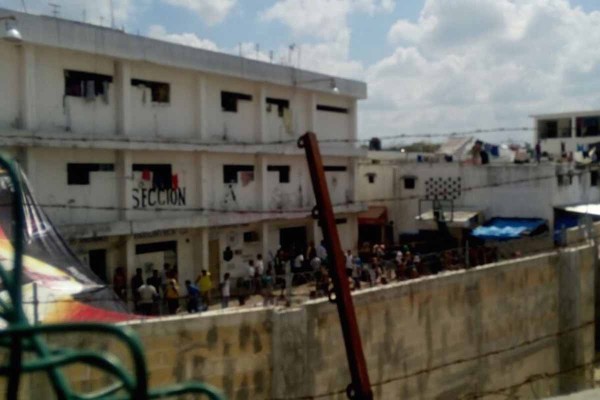 Riñen 300 en penal de Cancún