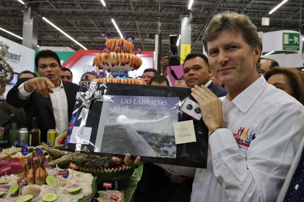 El Secretario de Turismo federal, Enrique de la Madrid Cordero, recibió un presente de Sinaloa.