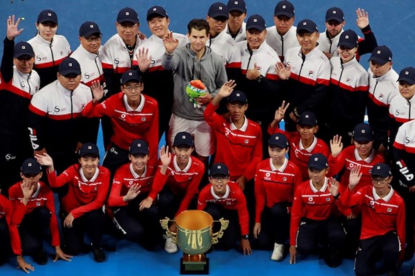 Dominic Thiem de Austria posa con su trofeo durante la ceremonia de premios tras ganar la final individual masculina en el torneo de tenis China Open.