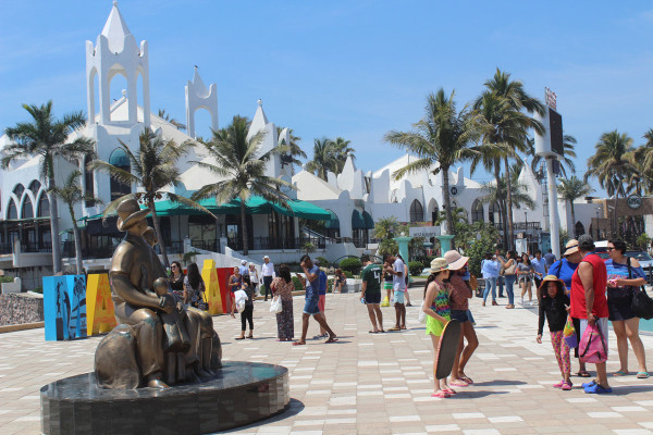 Recibe Mazatlán a miles de turistas por Semana Santa