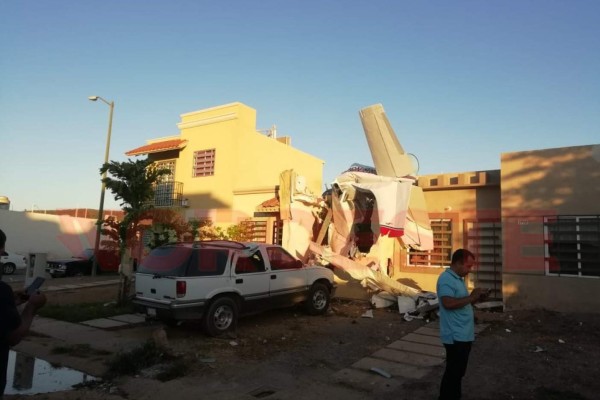 Cae avioneta en una casa en Culiacán; mueren 4 personas y hay 3 heridos