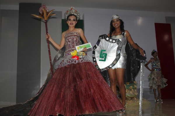 Realizan concurso de trajes con reciclados