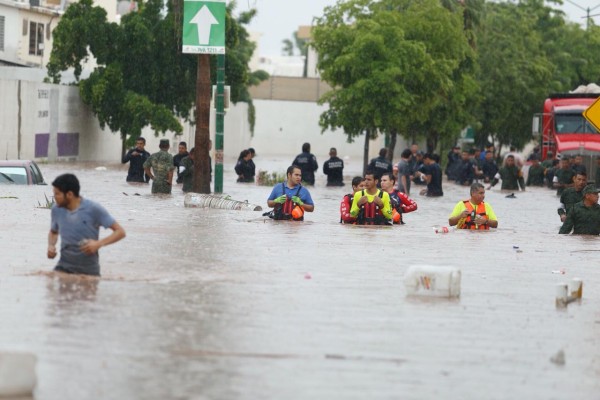 En Valle Alto, Culiacán, el agua les llega al pecho