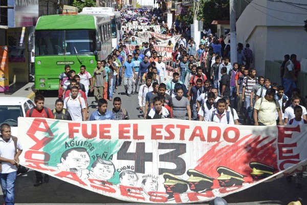 Padres de los 43, estudiantes de Ayotzinapa, integrantes de la CETEG marcharon ayer para exigir justicia por sus compañeros asesinados el pasado 4 de octubre.