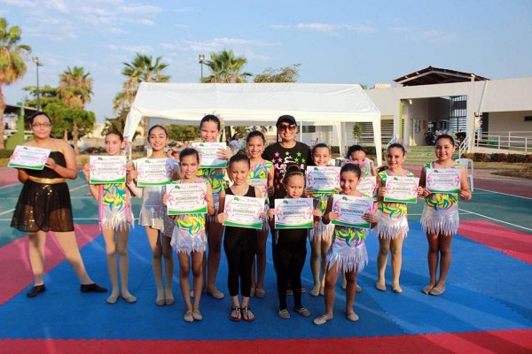 Se gradúan con honores del Primer Taller de Gimnasia Rítmica Flexible