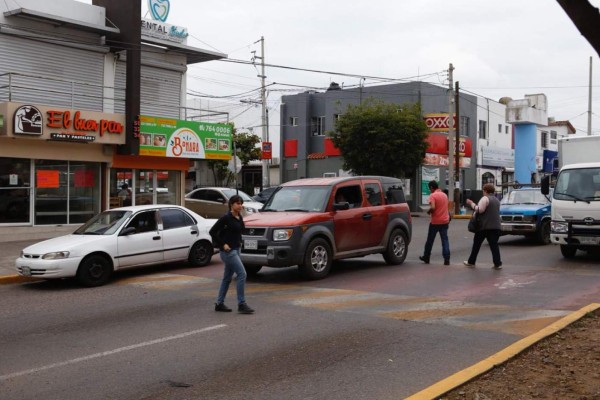 Automovilistas usan de estacionamiento paso peatonal frente al IMSS del Humaya