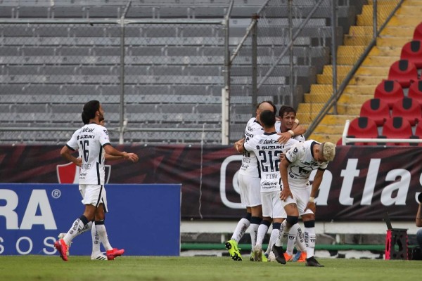 Juan Dinenno festeja su gol con sus compañeros.