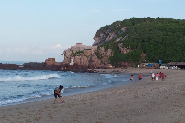 Buscan certificar como limpia a la Playa Brujas, en Mazatlán