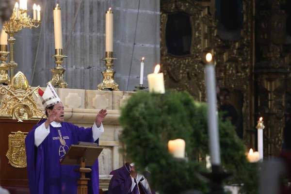 El Cardenal Norberto Rivera Carrera preside la homilía dominical en la Catedral Metropolitana.