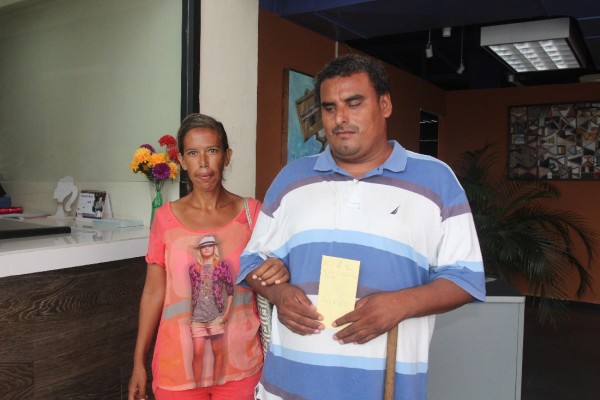 Rafael recibe 500 pesos donados por un lector de Noroeste