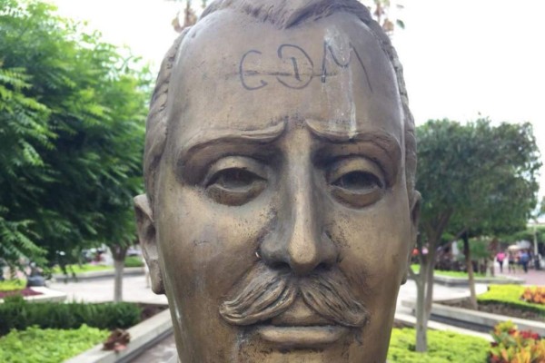 Impera vandalismo en jardineras de plazuela Ramón Corona, en Escuinapa