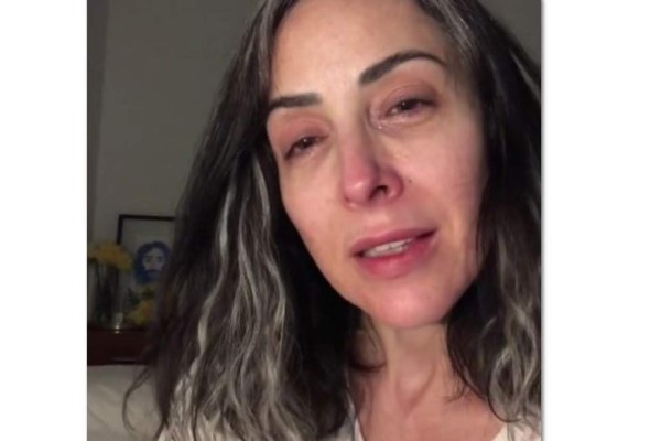 Adriana Lavat llorando relata su malestar