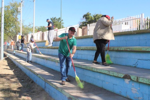 Los trabajadores del Imdec inician su labor de limpieza en el Parque Ernesto Millán Escalante.