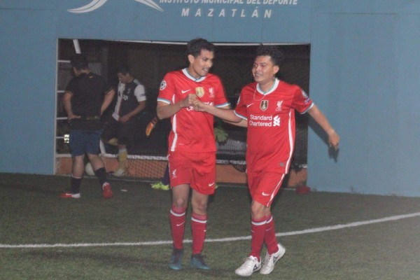 Carlos Zataráin es felicitado por su gol.