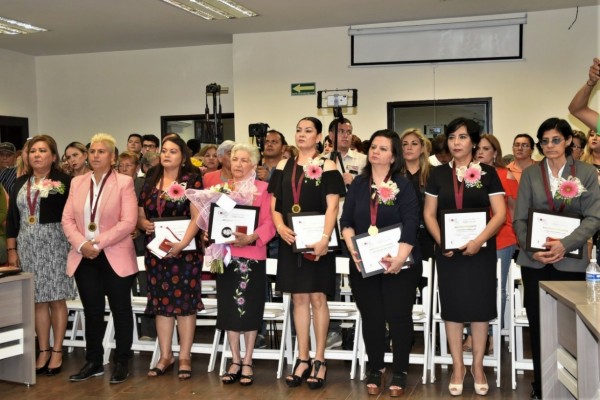 Distinguen a ocho mujeres con el Premio Lore de la Vega en Ahome