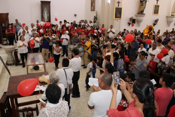 Entre vivas reciben reliquias de ‘Joselito’ en Rosario