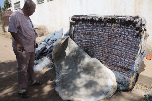 Señalan a funcionario de Sedesol por la compra de colchones reciclados y entregados a damnificados en Culiacán