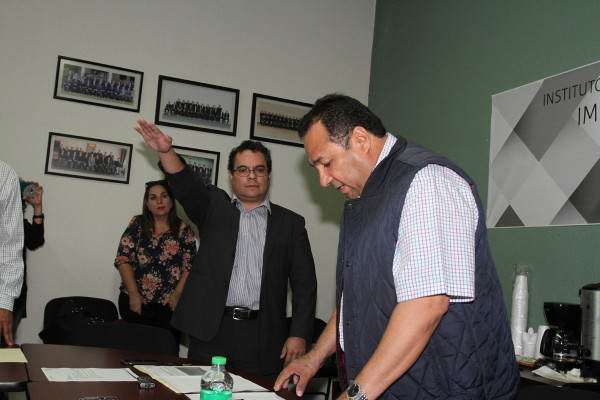 Israel Victoria Lona rinde protesta como director del Instituto Municipal de Planeación.