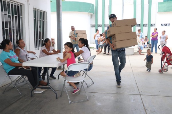 Dan abanicos y láminas a desplazados del sur