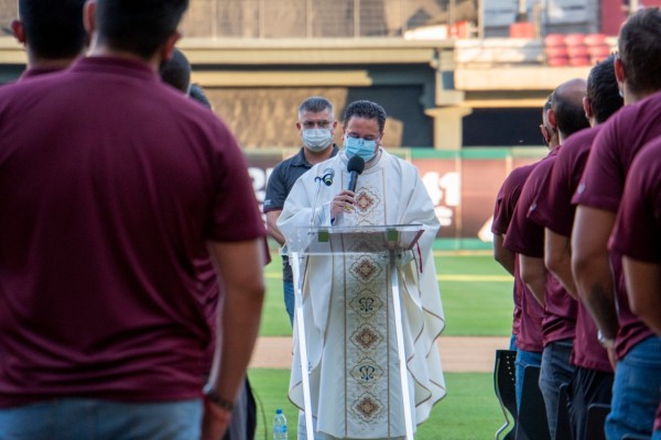 Tomateros de Culiacán culmina la pretemporada con misa de acción de gracias