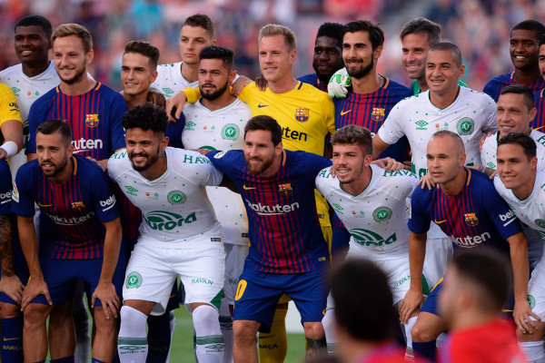 Barcelona homenajeó al Chapecoense con goles, aplausos y lágrimas