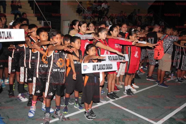 Los jugadores rinden la protesta deportiva.