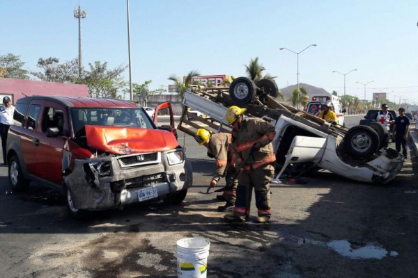 Se registra espectacular volcadura de camionetas en El Venadillo, en Mazatlán