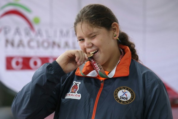 La escuinapense Fátima Ruelas presume su medalla de oro en impulso de bala.