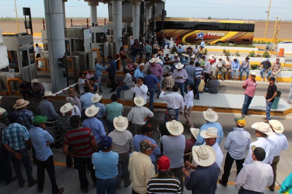 Productores agrícolas bloquean caseta en Cuatro Caminos, Guasave