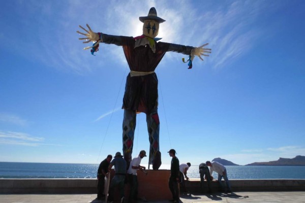Criticados, no gustan, pero cada monigote del Carnaval de Mazatlán costó $60 mil, dice Óscar Blancarte
