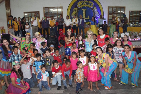 Los niños de colonias populares e instituciones asistieron al festejo, que les organizó el Club de Leones.