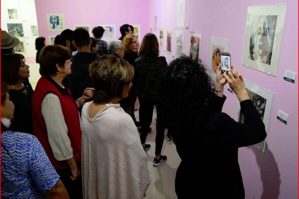 El público se da cita para admirar la colectiva 100 mujeres en las artes plásticas, con la intervención de artistas de diversos estados..