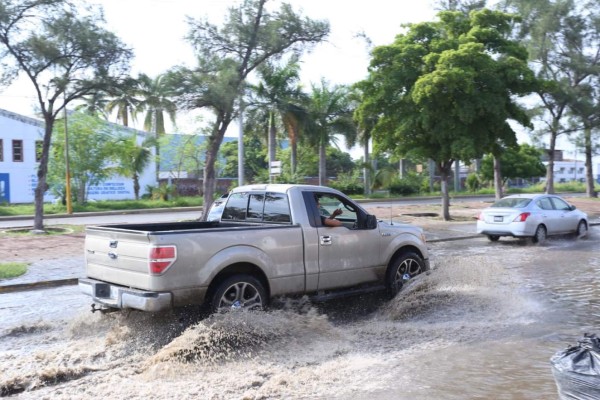En Mazatlán, la Avenida Gabriel Leyva, llena de baches, también se inunda... ¡y feo!