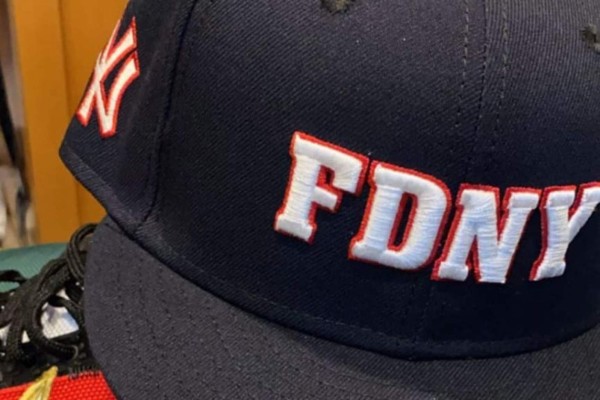 Los equipos de Nueva York usan gorras especiales durante sus respectivos partidos.