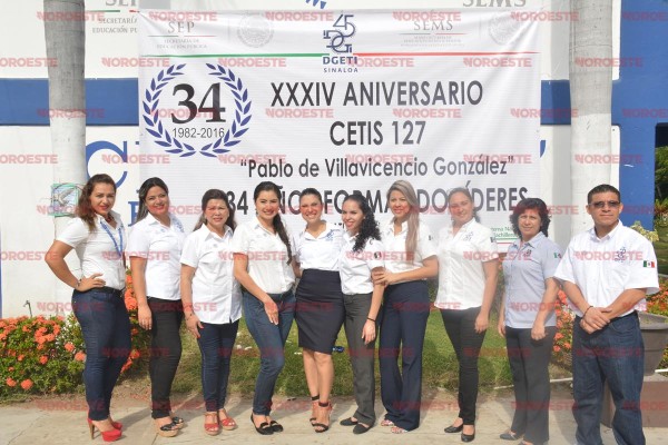 Profesoras de la institución expresaron unas palabras de agradecimiento a los alumnos durante el acto de celebración.